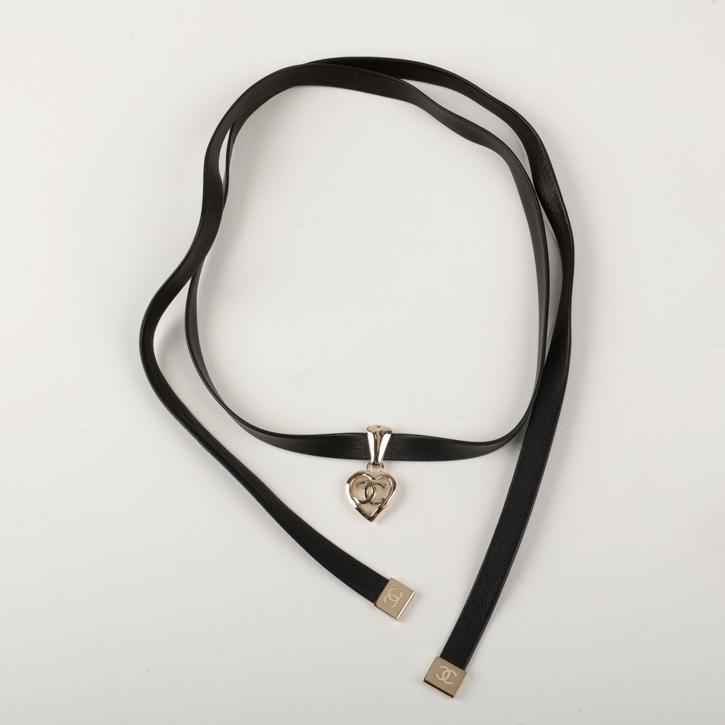 22P Heart Choker Black