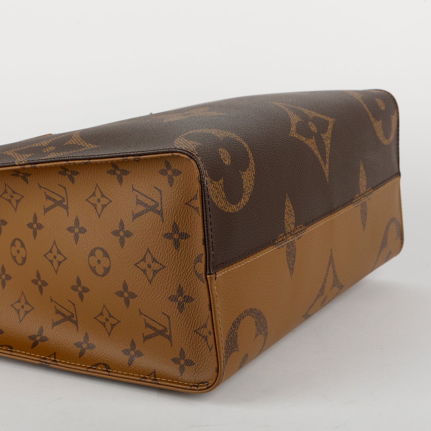 OnTheGo MM, Giant Reverse Monogram 11784