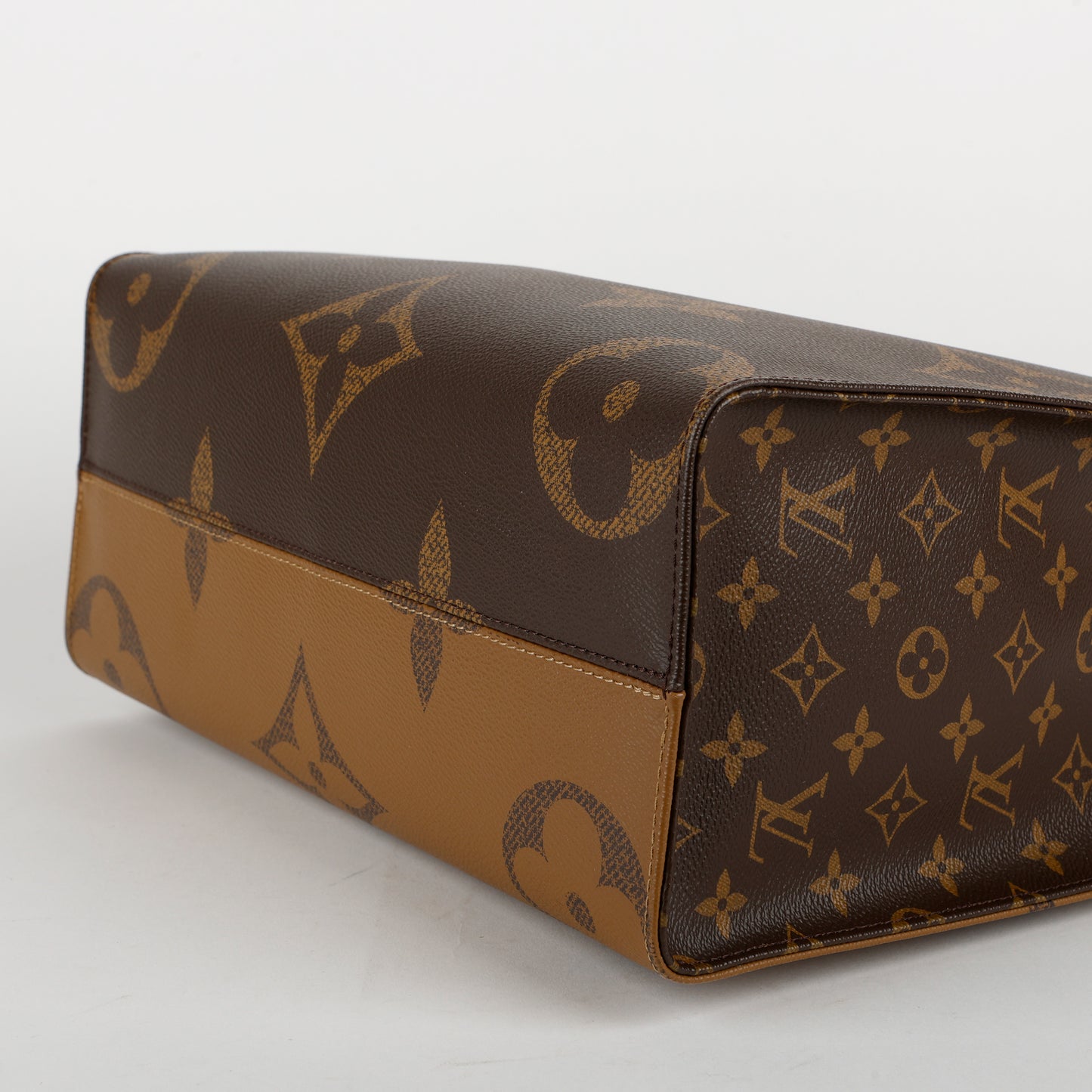 OnTheGo MM, Giant Reverse Monogram 11784