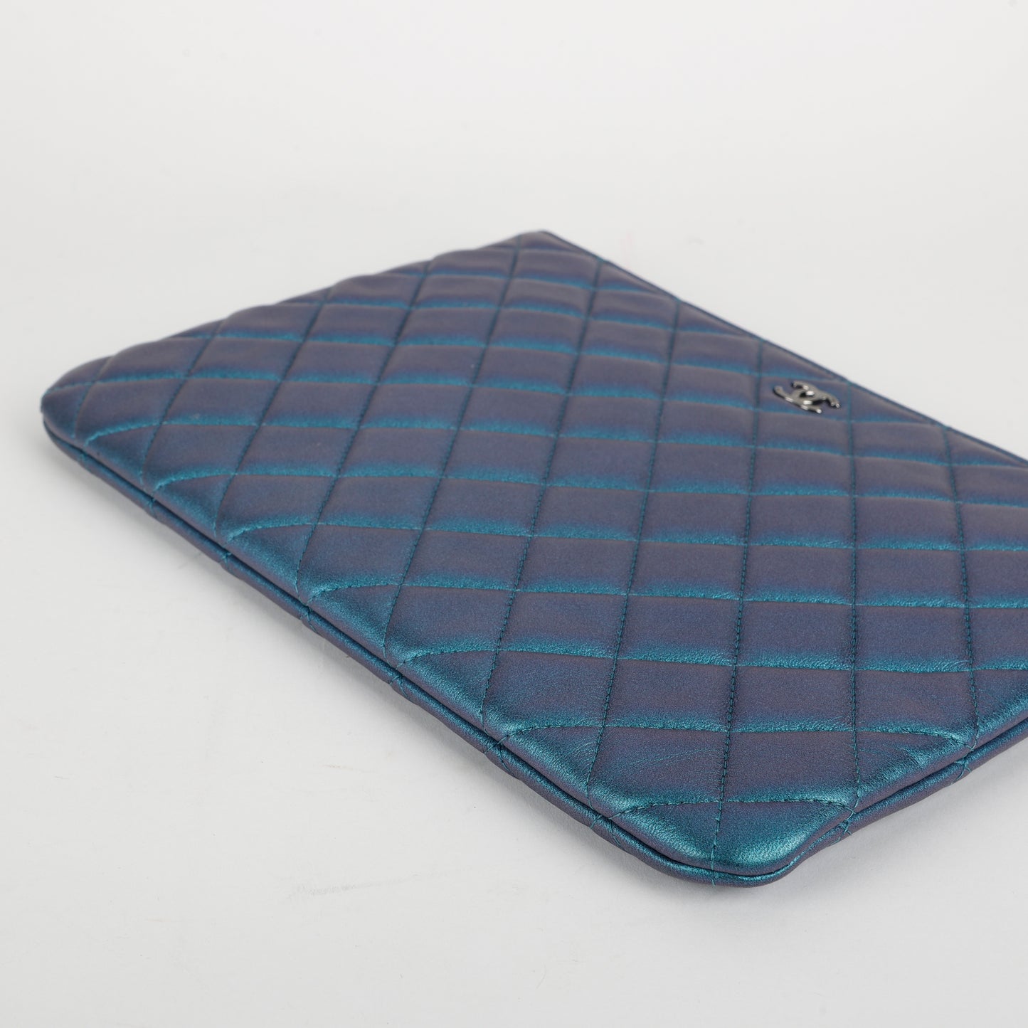 Medium O Case Lambskin, Turquoise Iridescent
