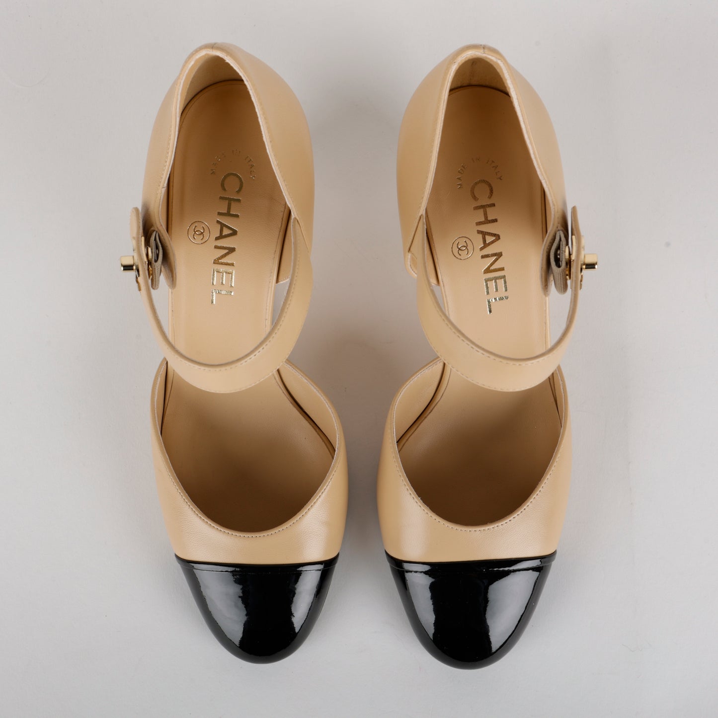 Turnlock Wedge Pump, Taupe/Black Size: 39