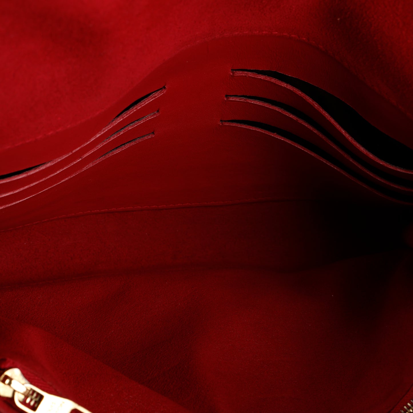 Louise GM, Red