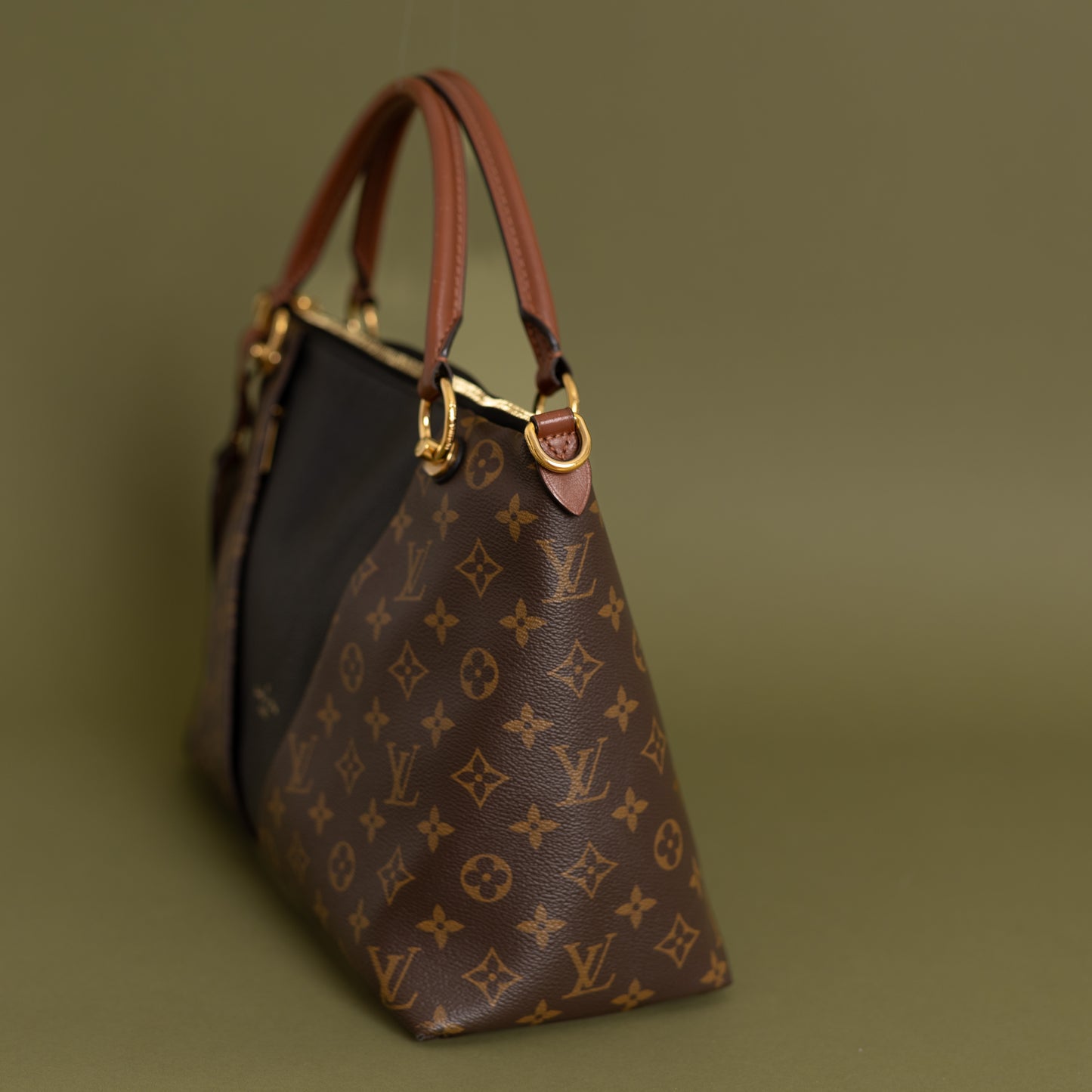 V Tote MM, Monogram/Black 8935