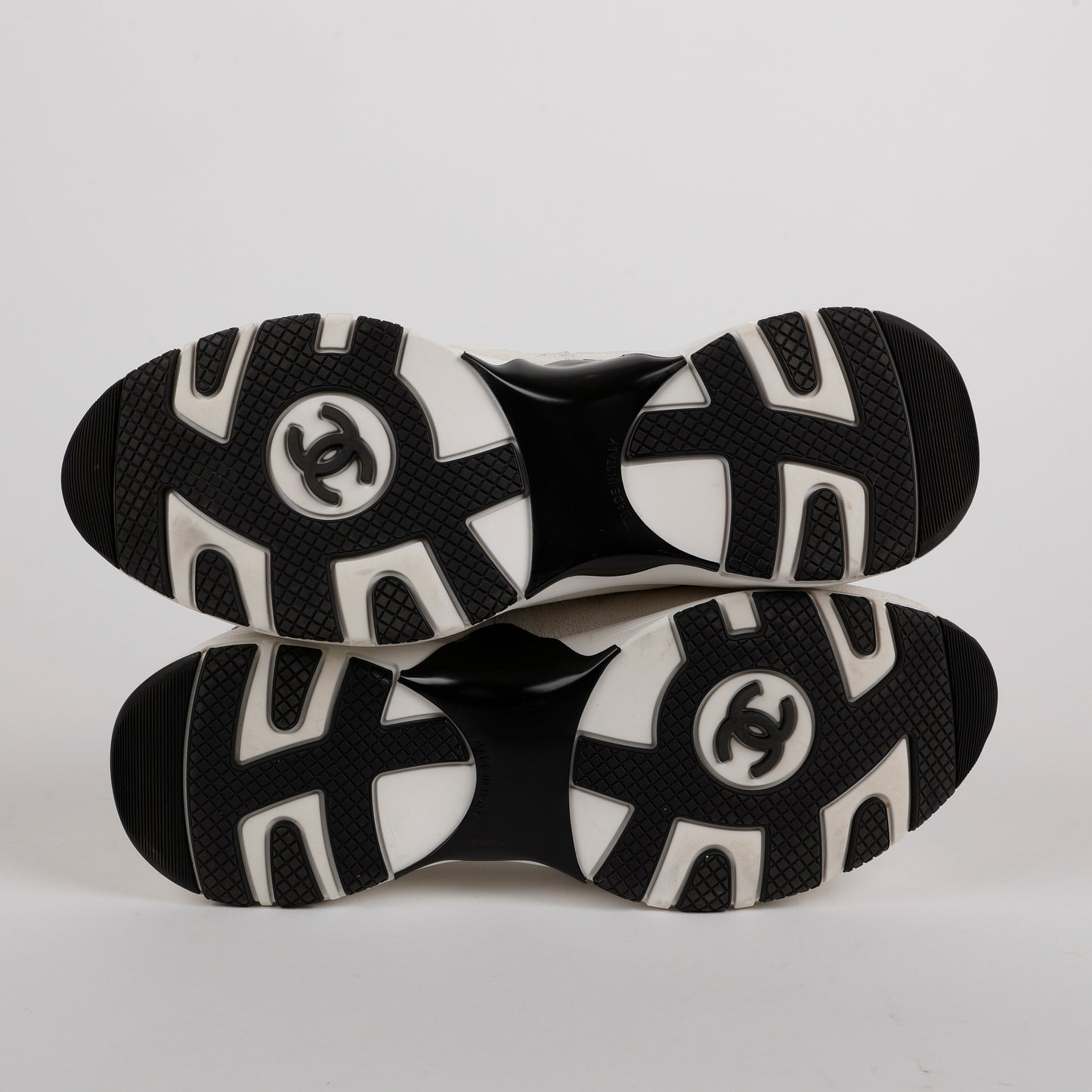 Interlocking CC Sneaker Leather Suede, White/Black (38.5)