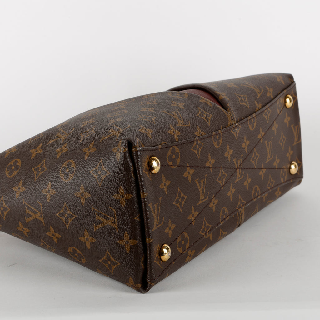 V Tote MM, Monogram Burgundy