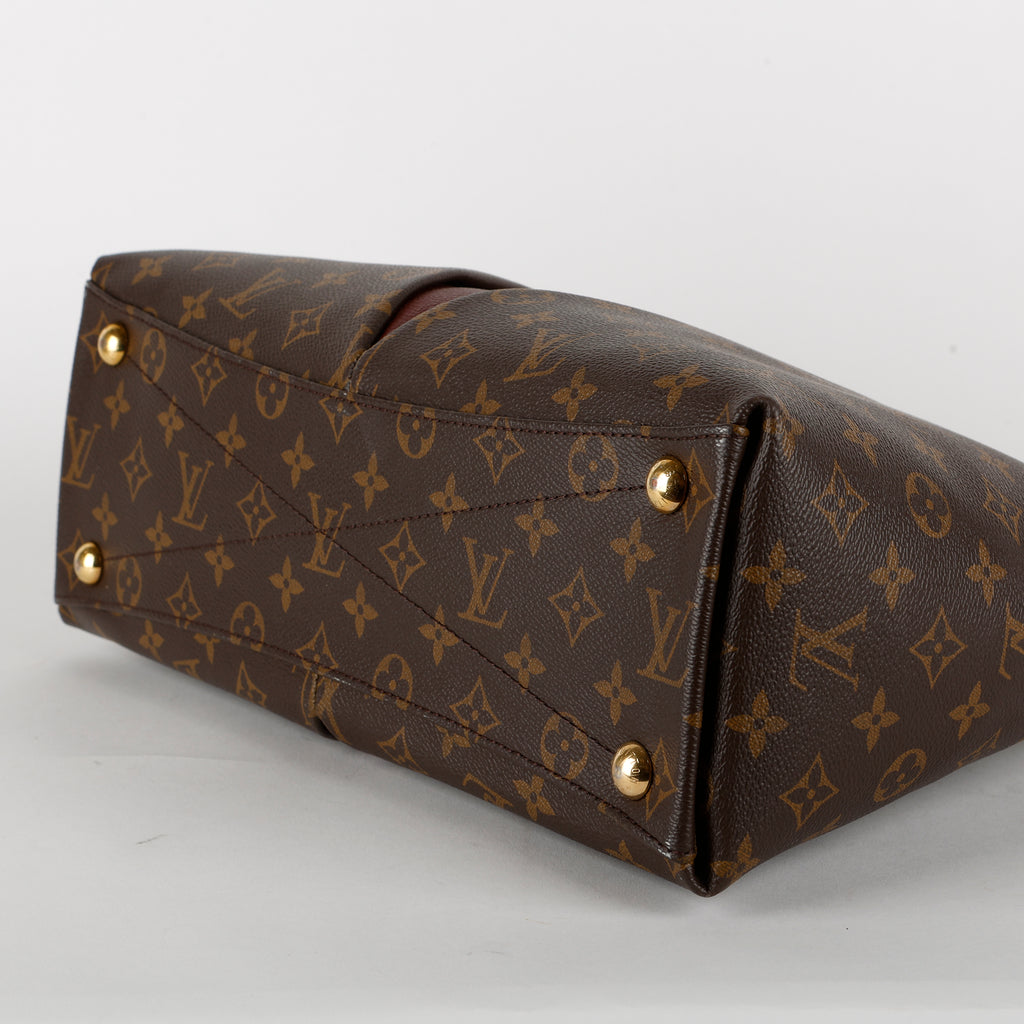 V Tote MM, Monogram Burgundy