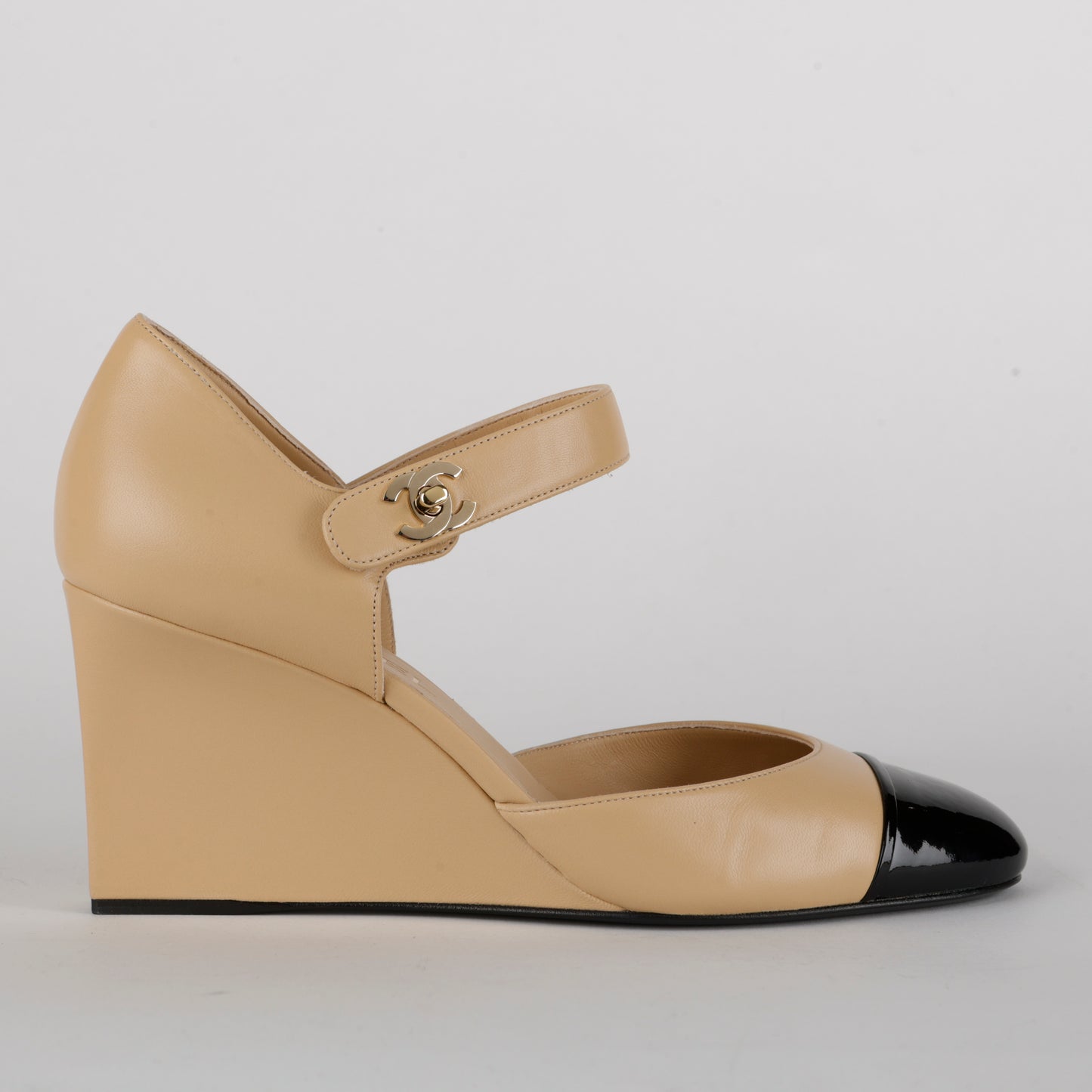 Turnlock Wedge Pump, Taupe/Black Size: 39