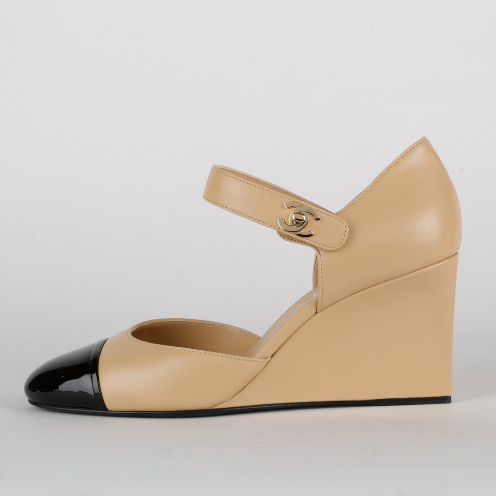 Turnlock Wedge Pump, Taupe/Black Size: 39