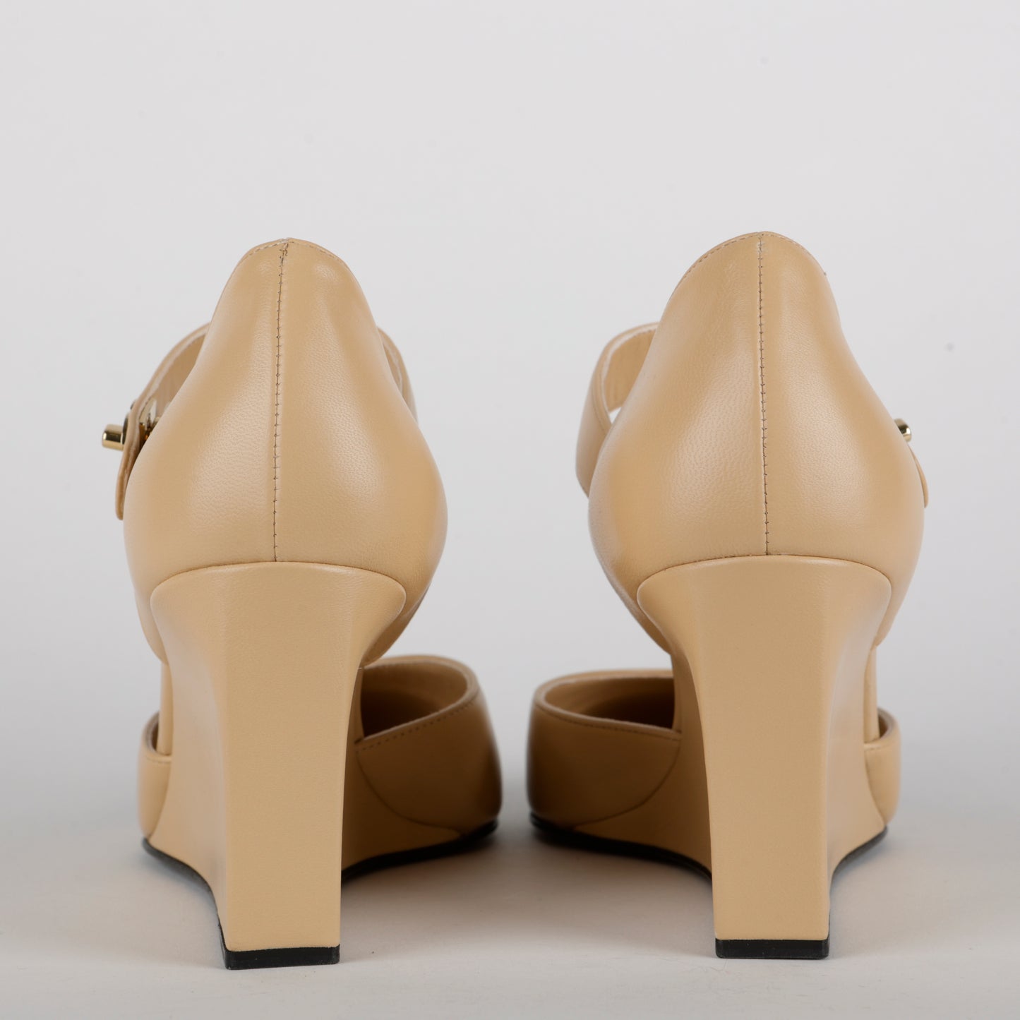 Turnlock Wedge Pump, Taupe/Black Size: 39