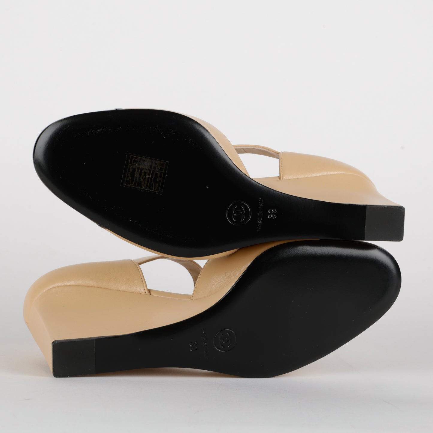 Turnlock Wedge Pump, Taupe/Black Size: 39