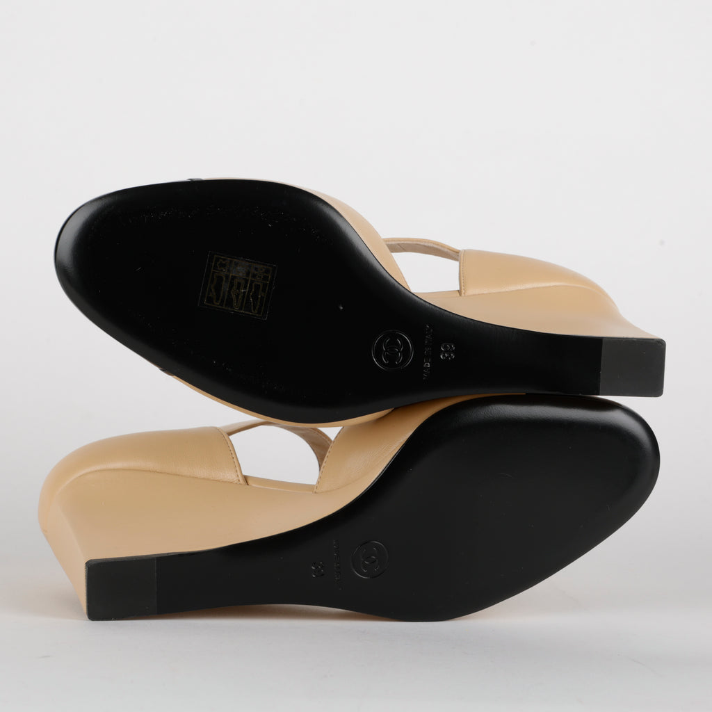 Turnlock Wedge Pump, Taupe/Black Size: 39