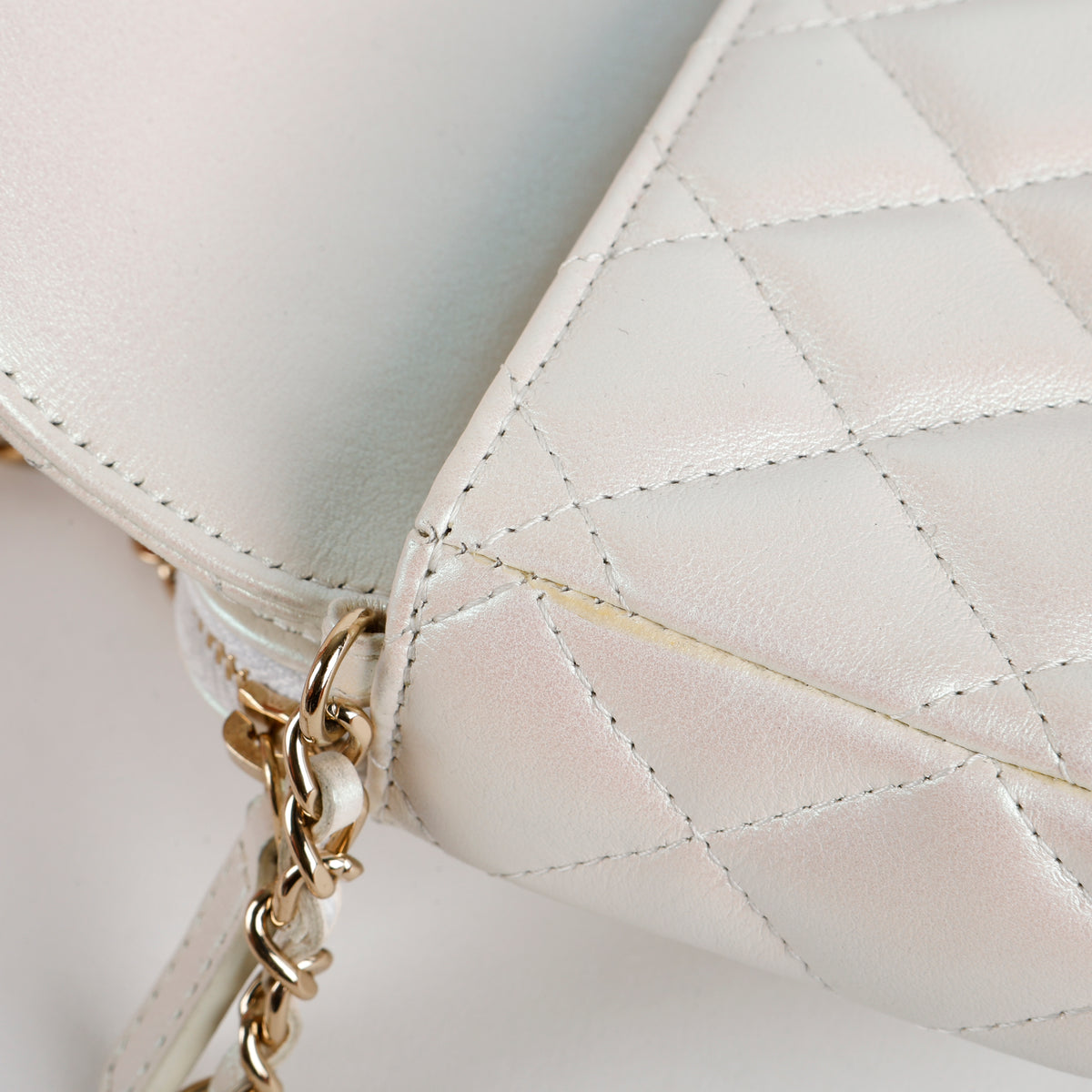 Multi Compartment Wallet on Chain, Silver Iridescent