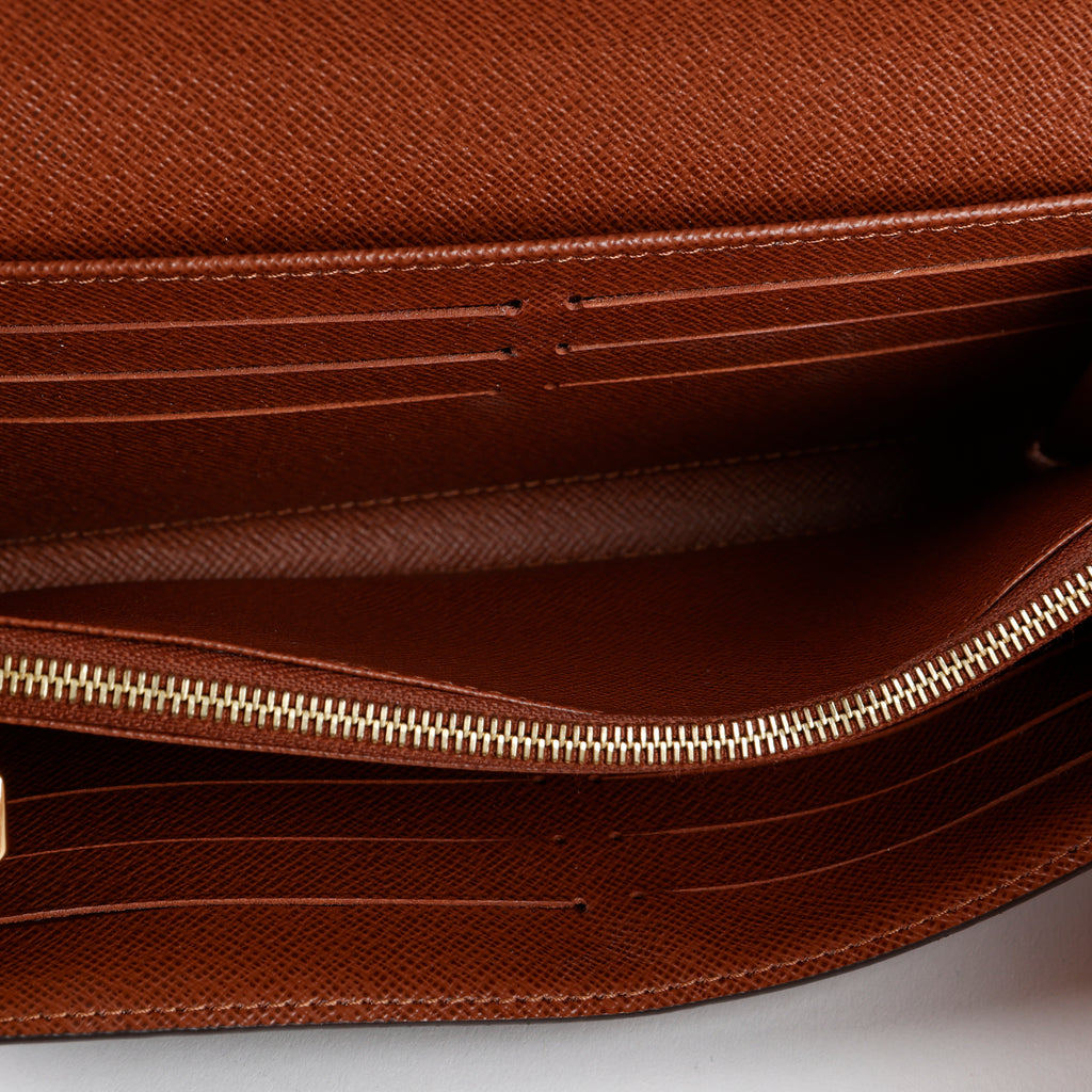 Sarah Wallet, Monogram