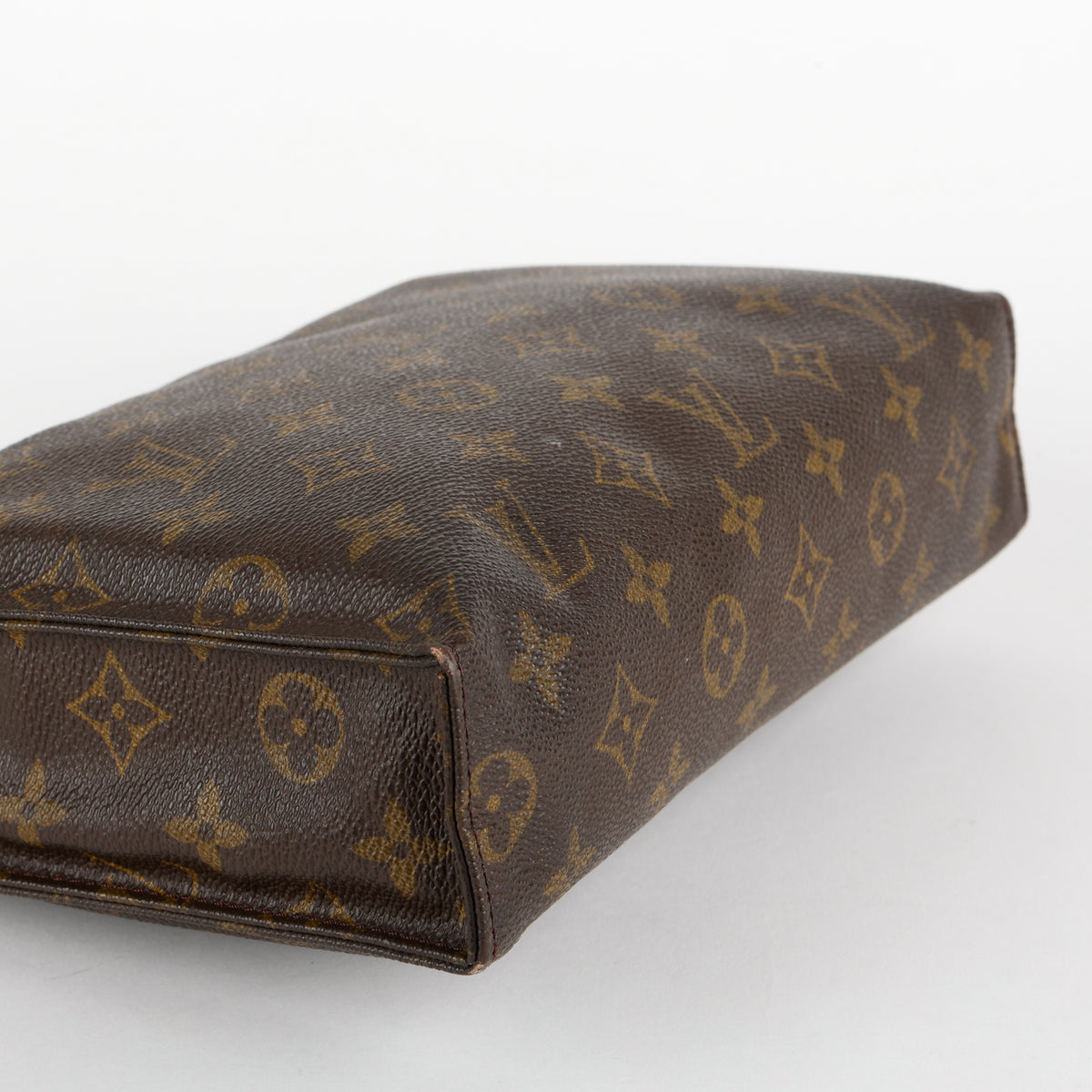 Toiletry 26, Monogram