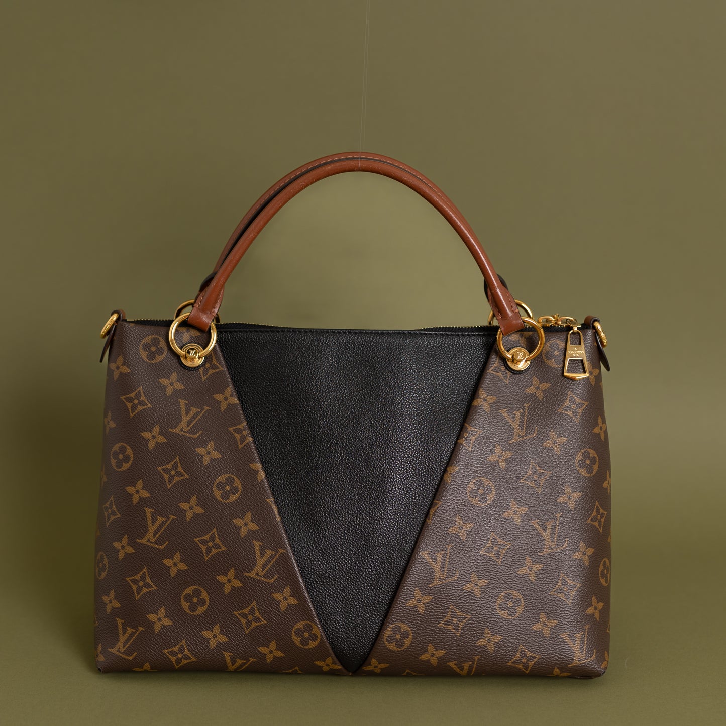 V Tote MM, Monogram/Black 8935