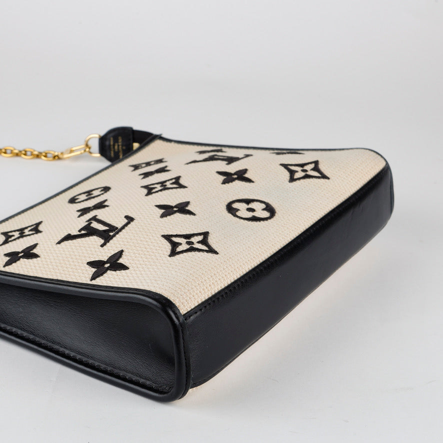 Toiletry Pouch on Chain Raffia Black 11996