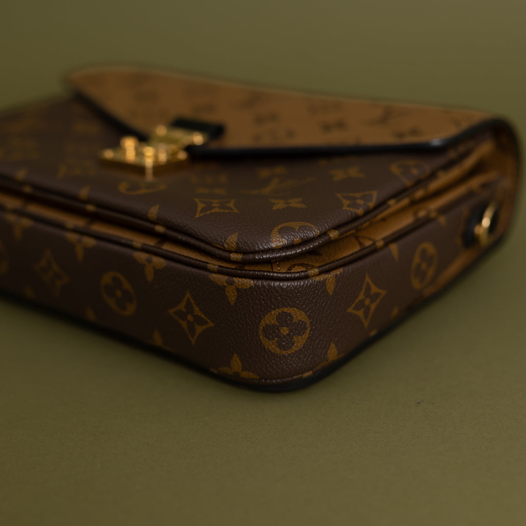 Pochette Metis, Reverse Monogram 9371