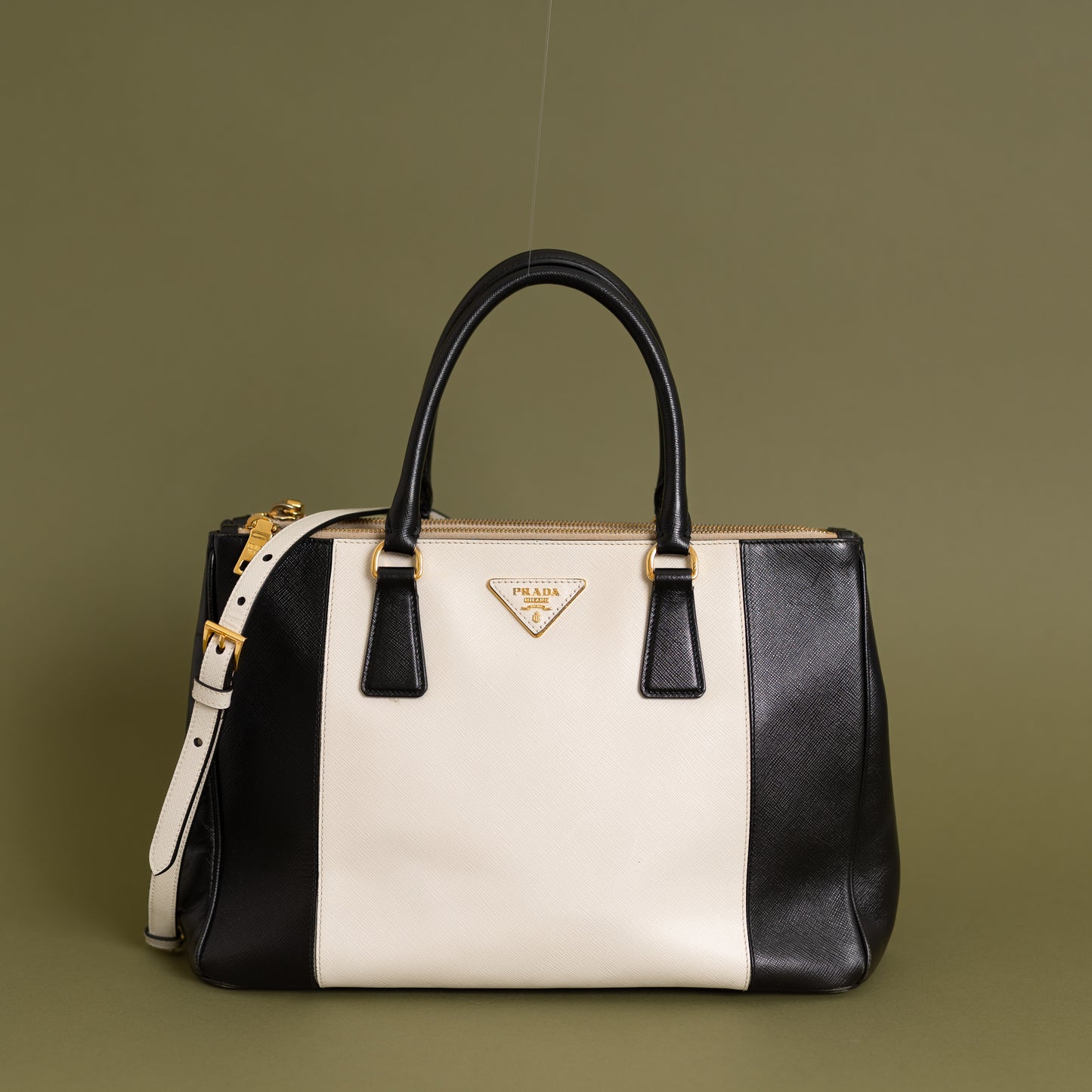 Medium Saffiano Galleria, Bicolor Black White 9383